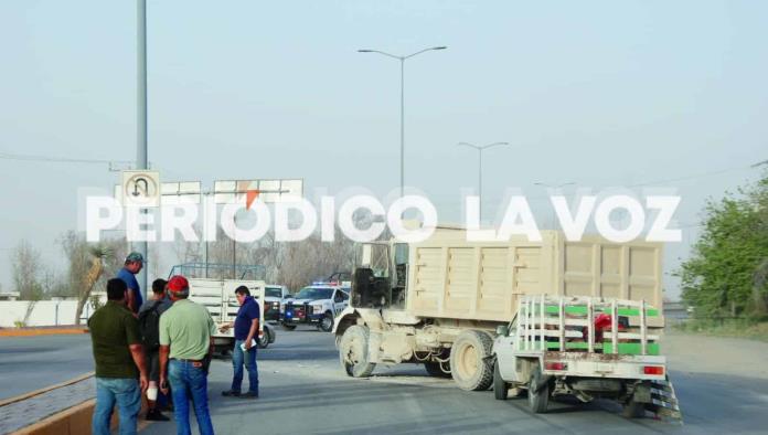 Da dompe vuelta en “U” y choca
