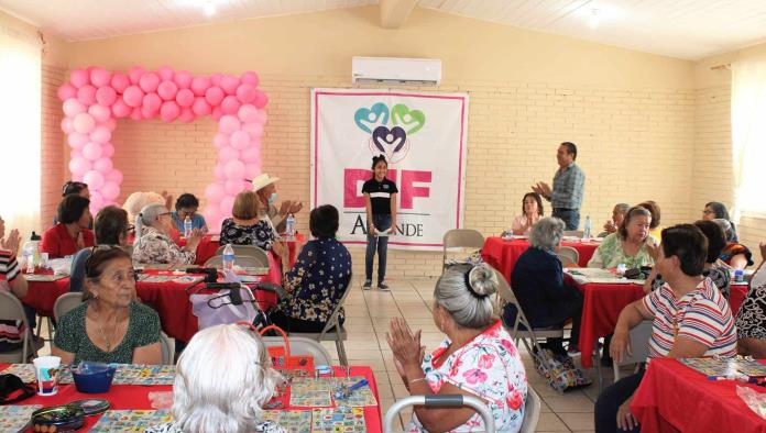 Convive Niña Impulsora frente a adultos mayores 