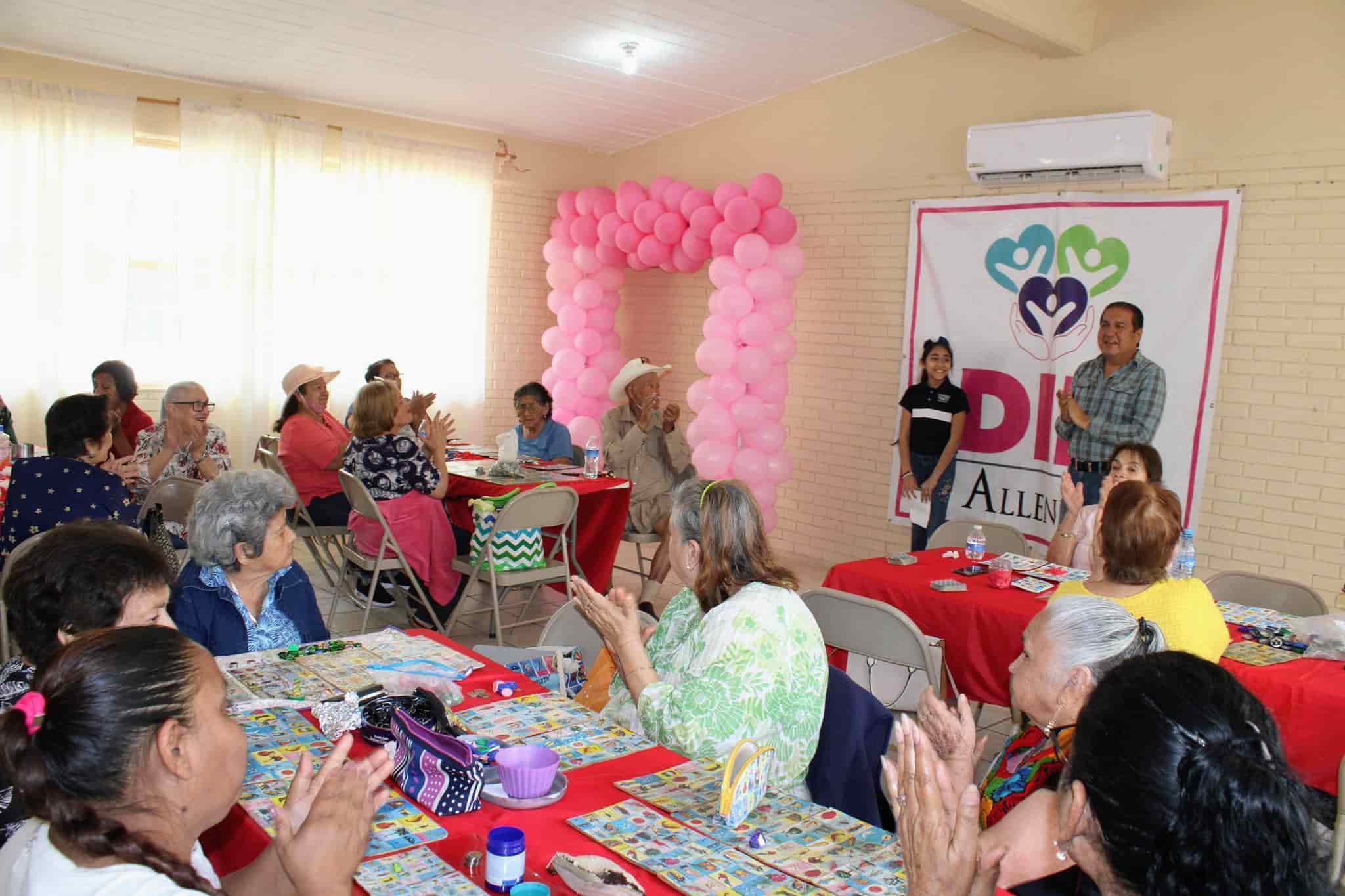 Convive Niña Impulsora frente a adultos mayores 