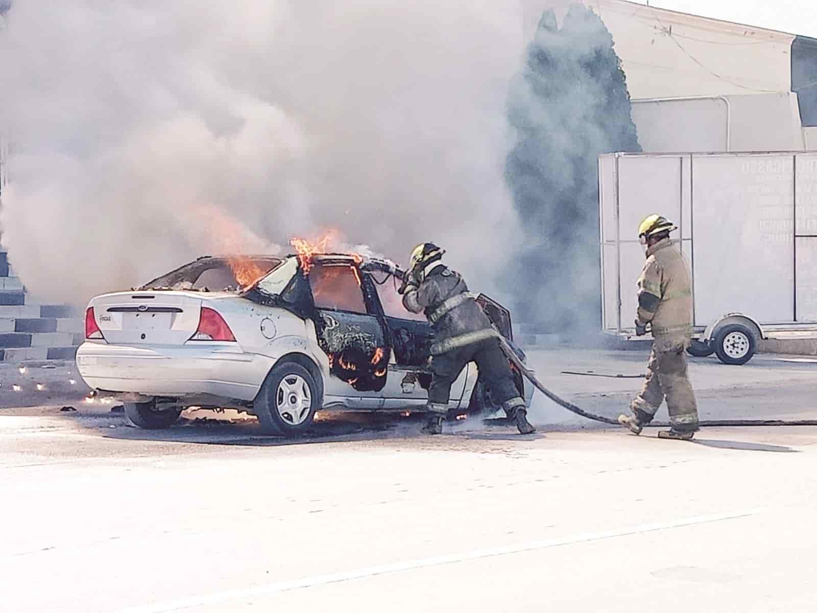 Arde automóvil
