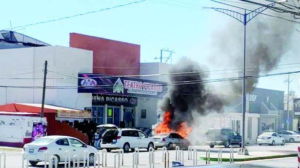 Arde automóvil
