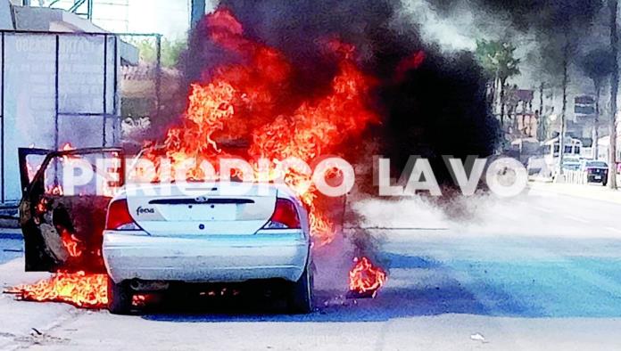 Arde automóvil