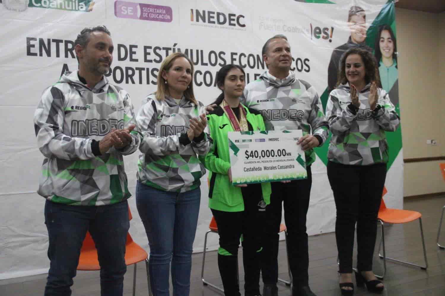 Entregan estímulos económicos a deportistas de Coahuila