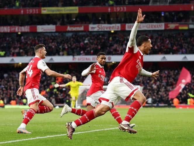 Arsenal se acostumbra a remontar; firme como líder de la Premier