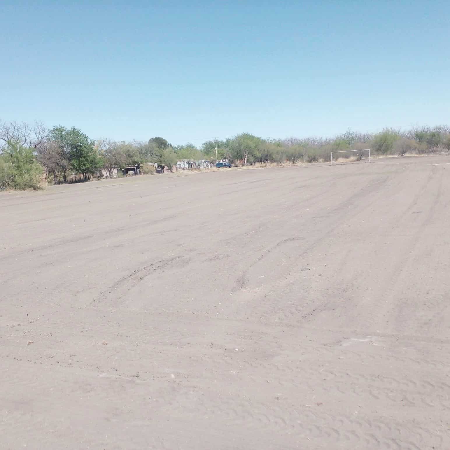 Dan mantenimiento a campos deportivos