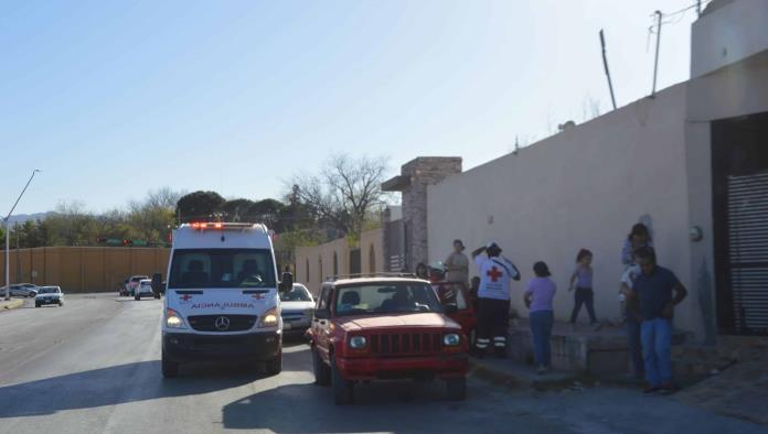 Lesiona a mujer en accidente