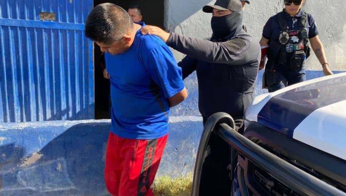 Le pega a esposa y aterroriza a hijos 