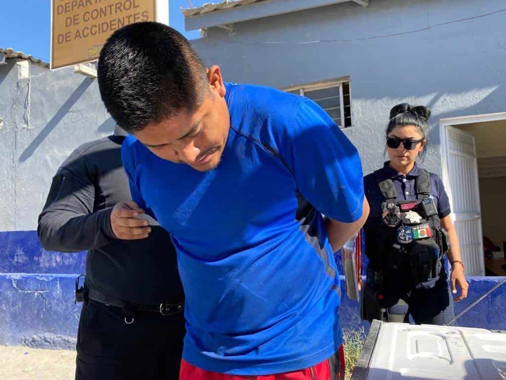 Le pega a esposa y aterroriza a hijos 