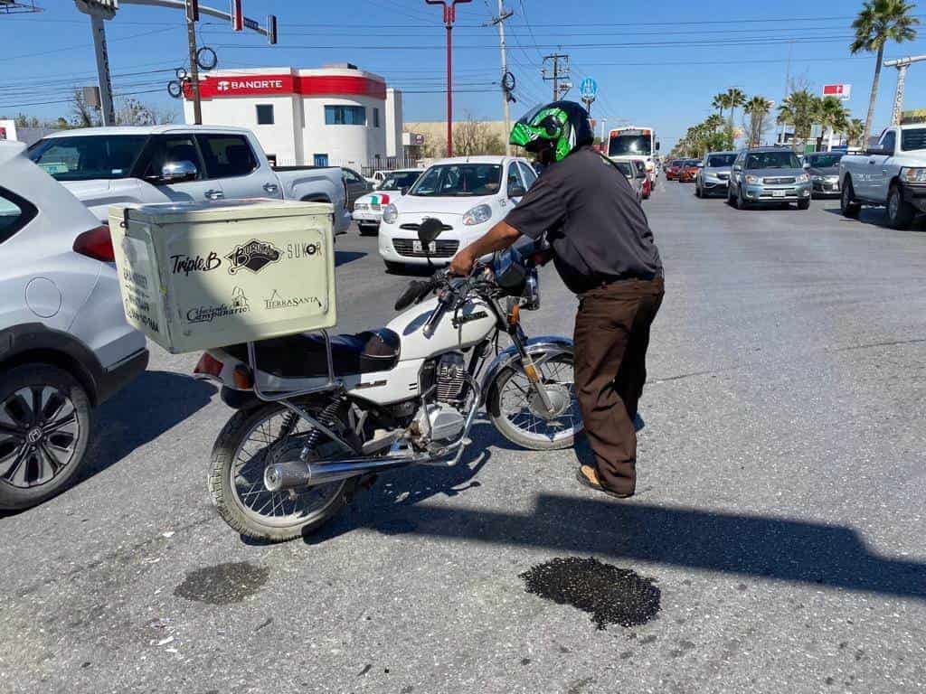 Avienta a repartidor contra taxi 
