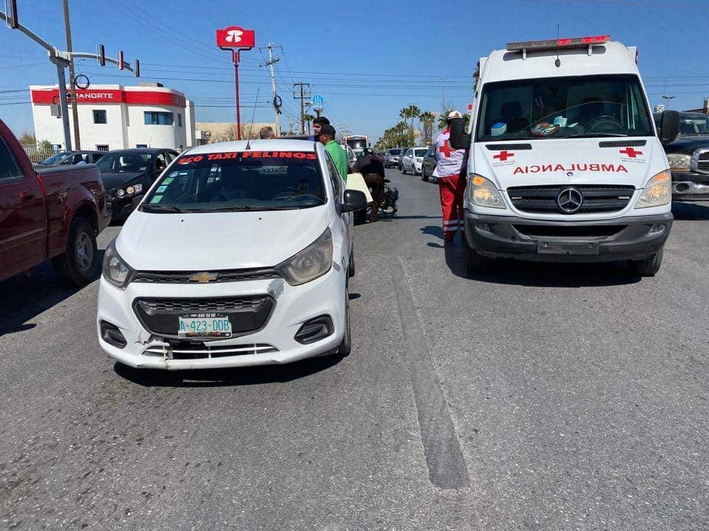 Avienta a repartidor contra taxi 