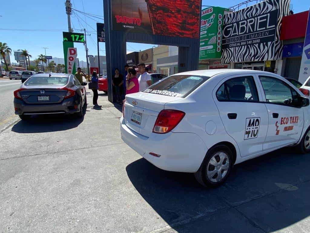 Avienta a repartidor contra taxi 
