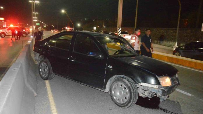 Rebota en puente y arranca farola