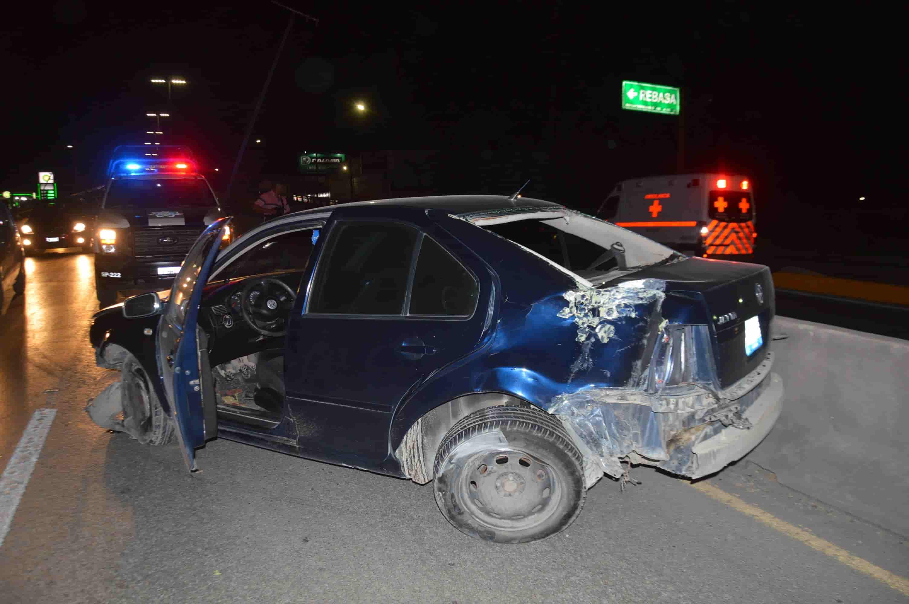 Rebota en puente y arranca farola