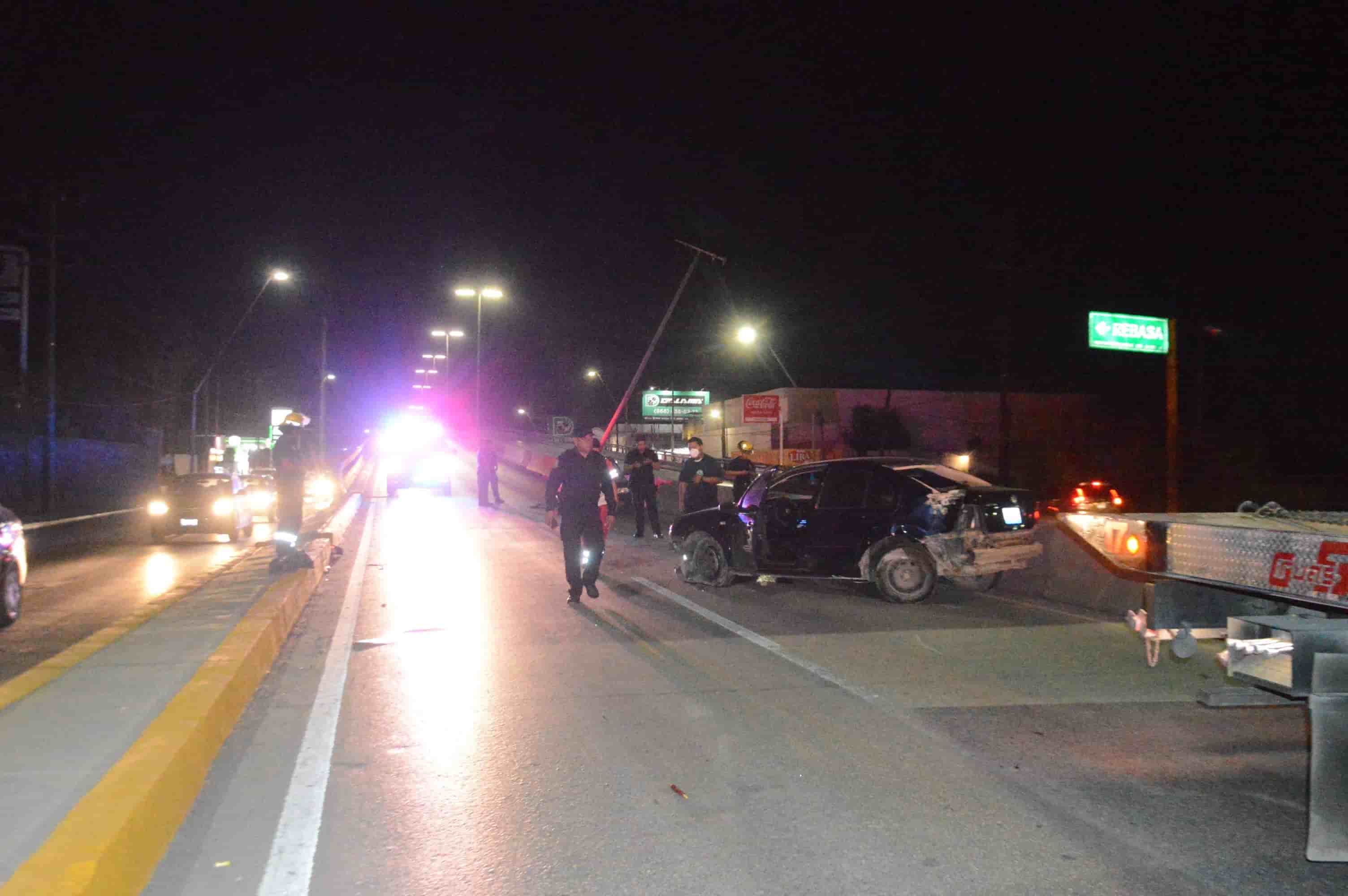 Rebota en puente y arranca farola