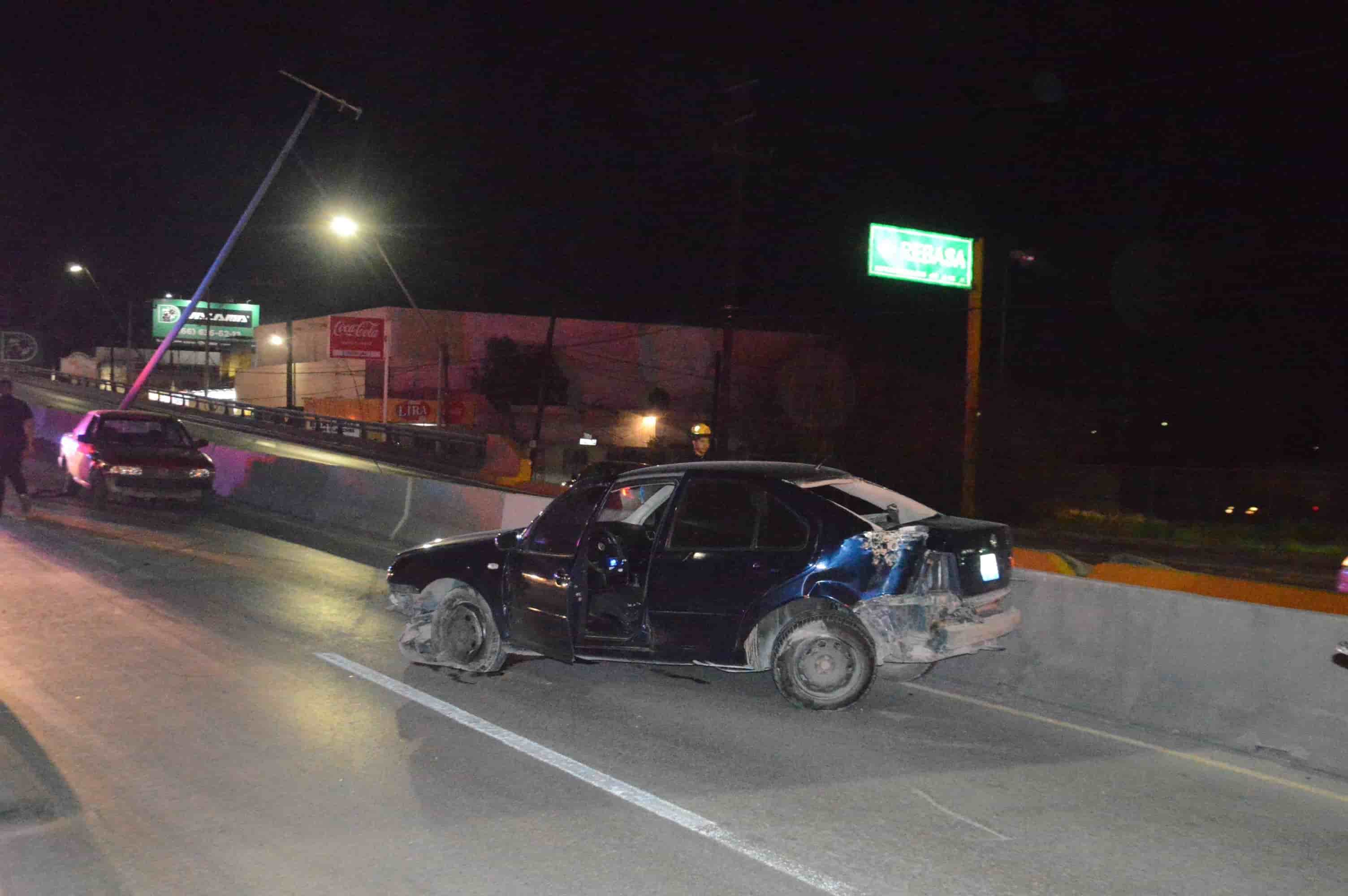 Rebota en puente y arranca farola