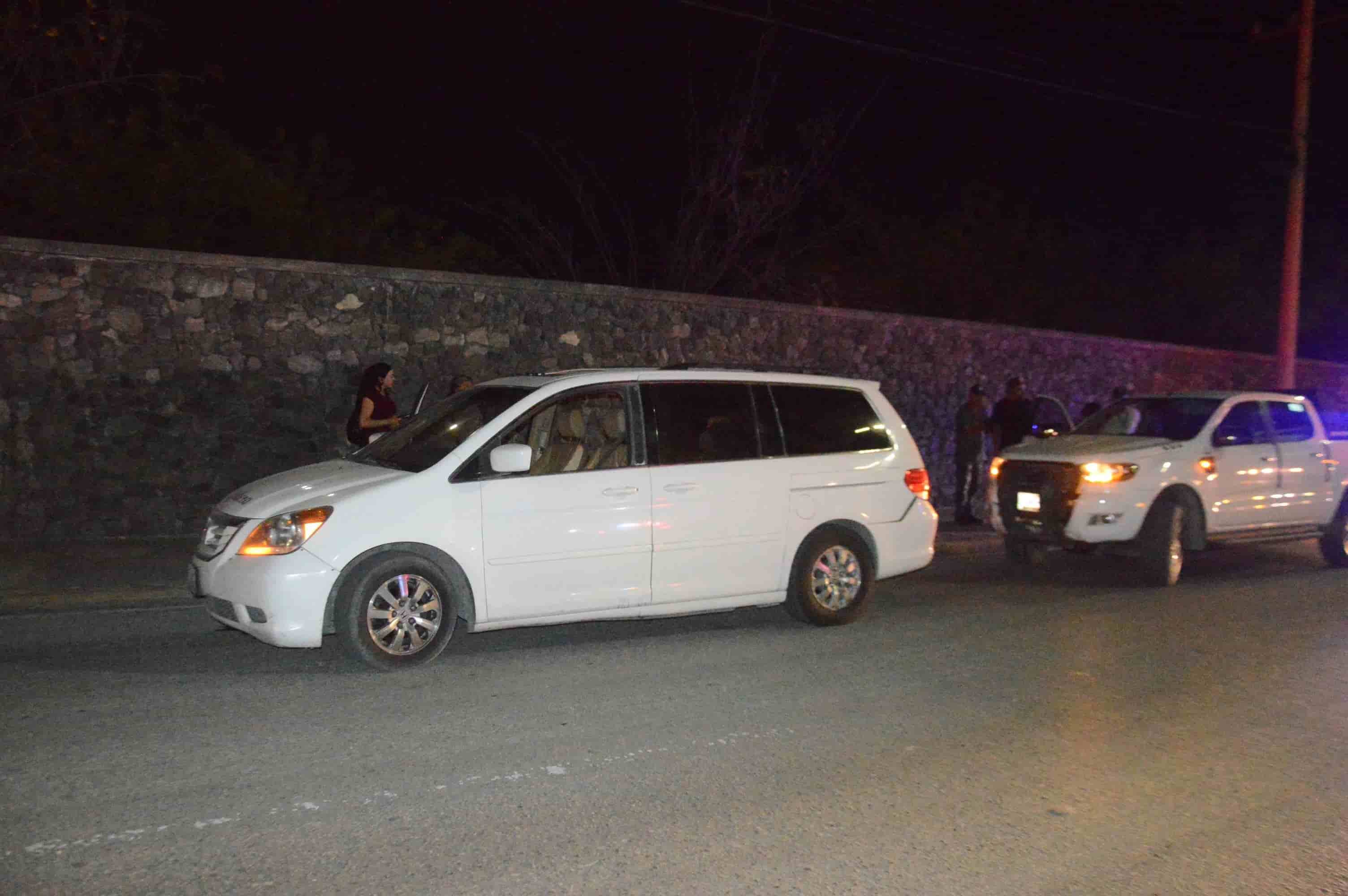 Rebota en puente y arranca farola