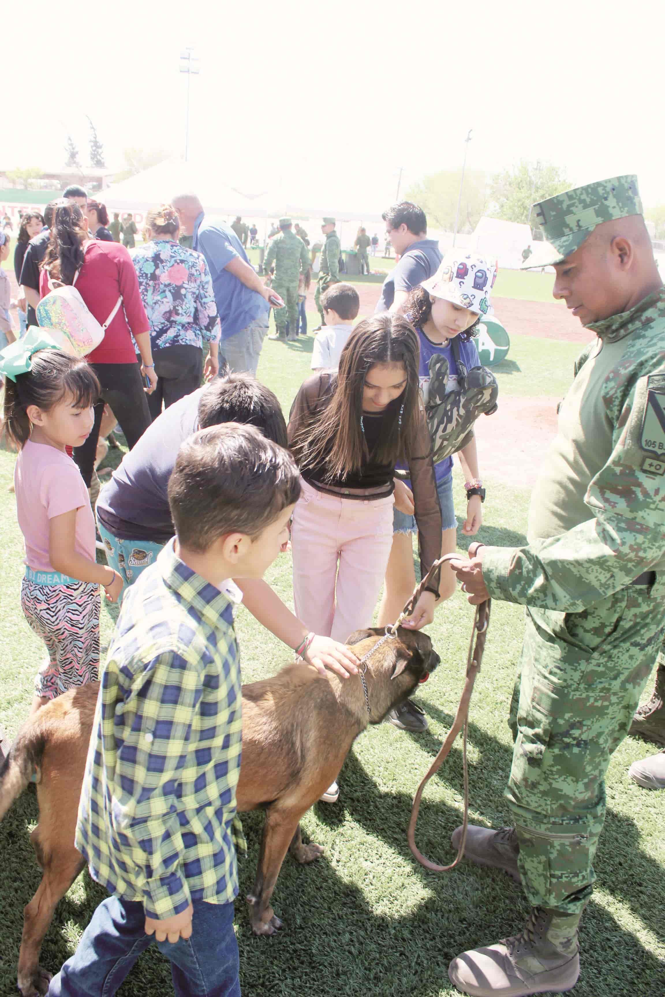 Celebra Frontera Día de la Familia