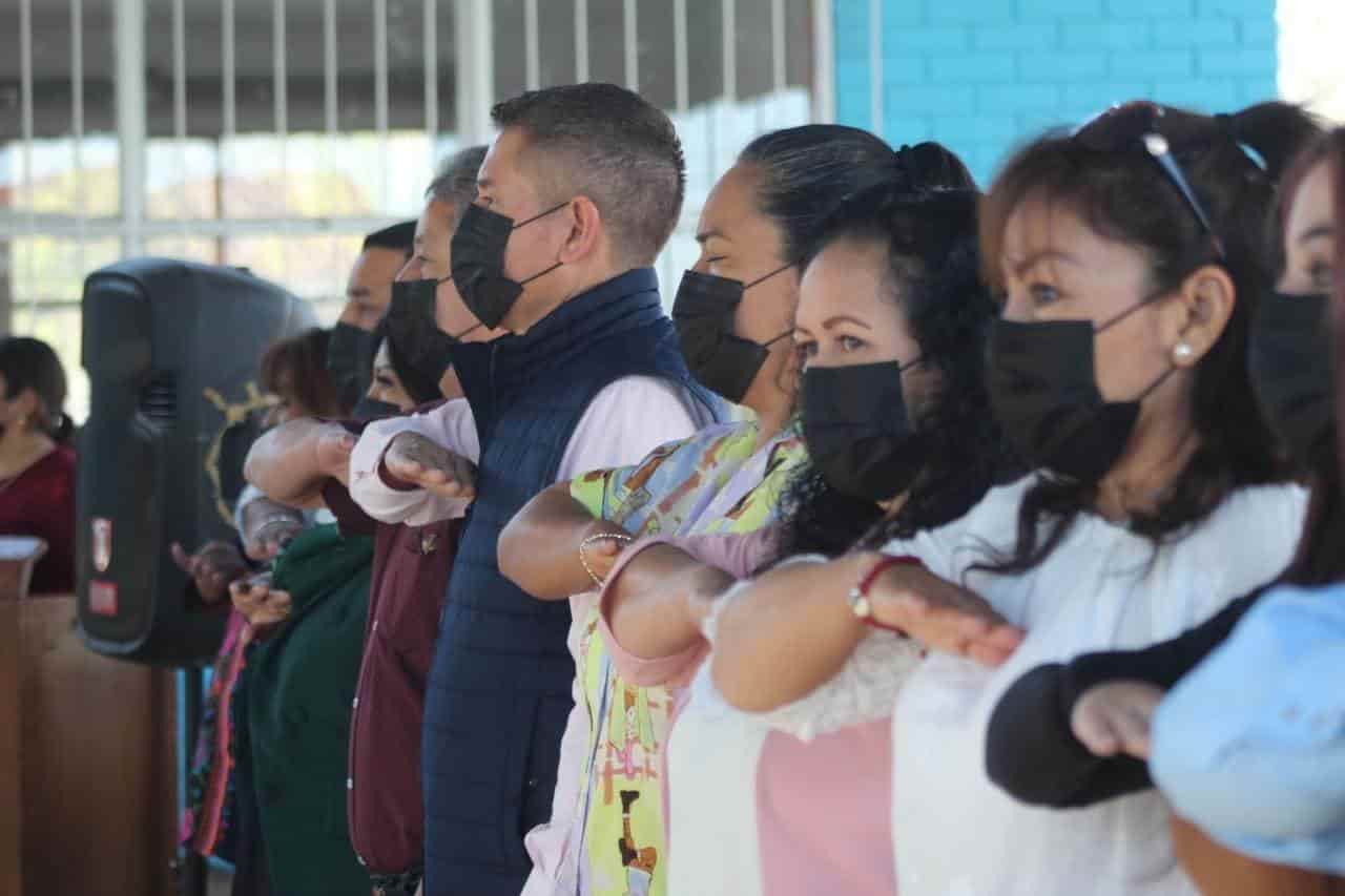 Festejan a familia en Lunes Cívico
