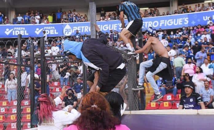 Gobierno de Querétaro vetó a la barra de los Gallos Blancos del estadio