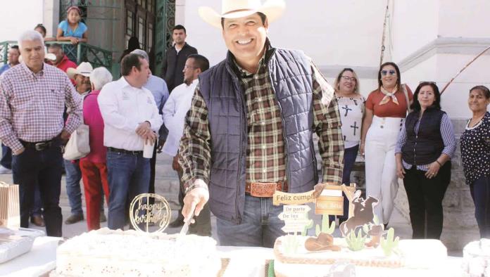 Festeja al alcalde Beto Villarreal