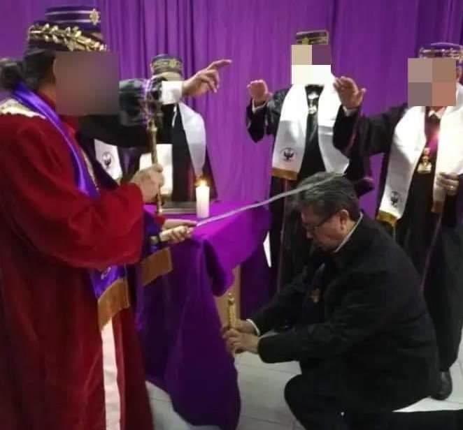 Filtran imágenes de Ricardo Monreal siendo condecorado por Masones