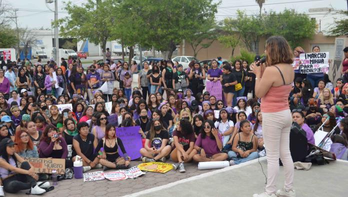 Marchan mujeres