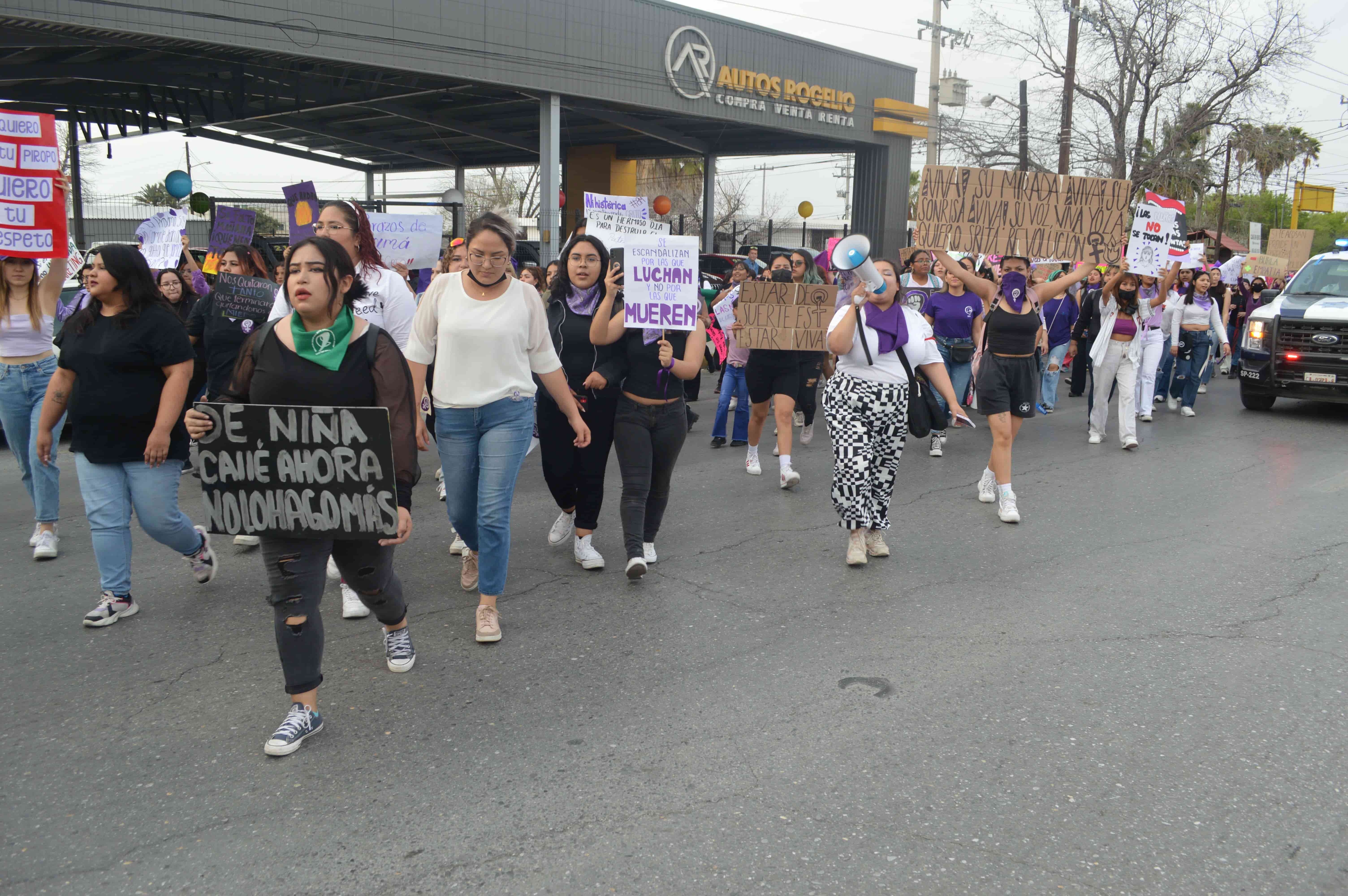 Marchan mujeres
