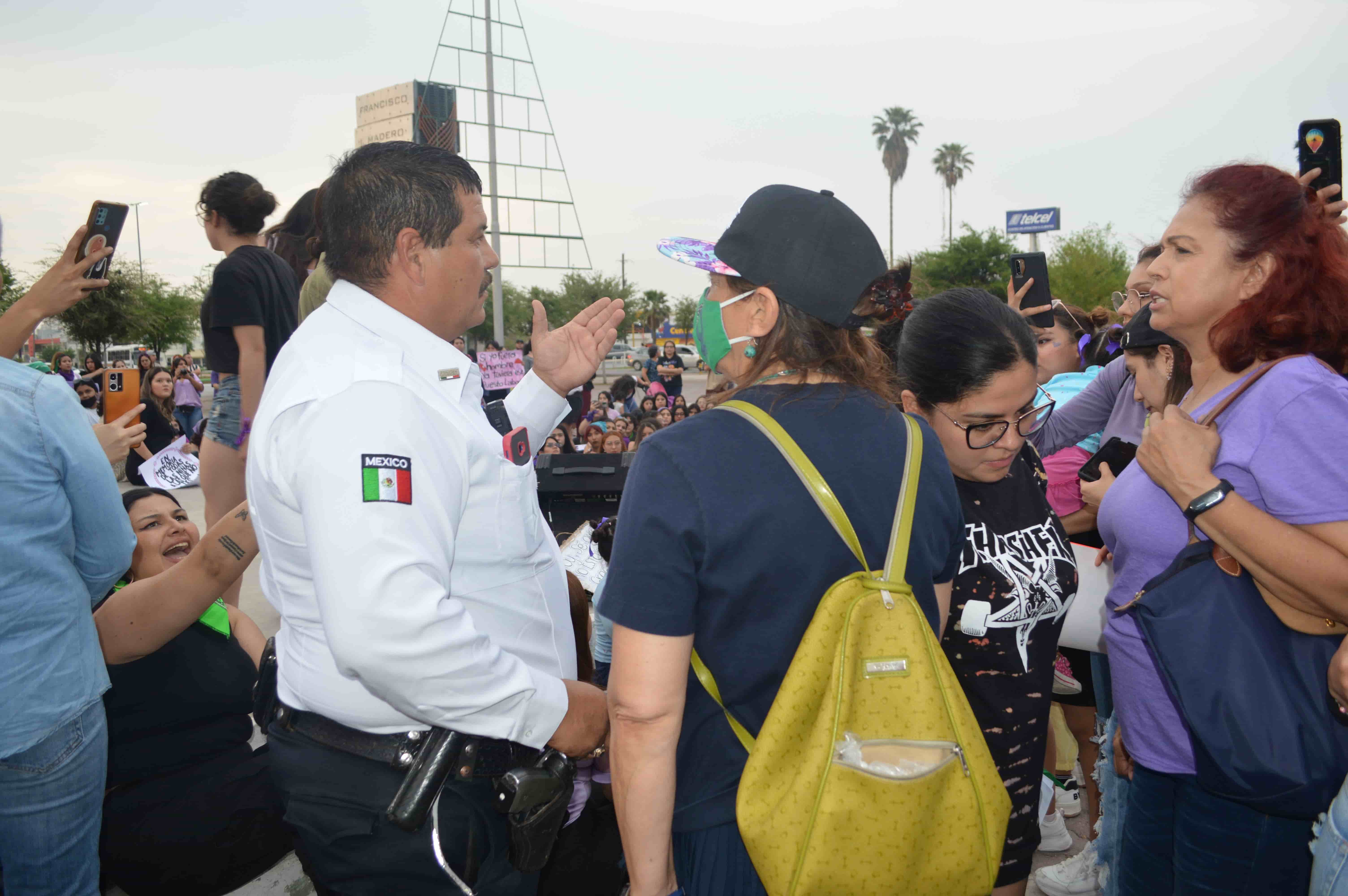 Marchan mujeres