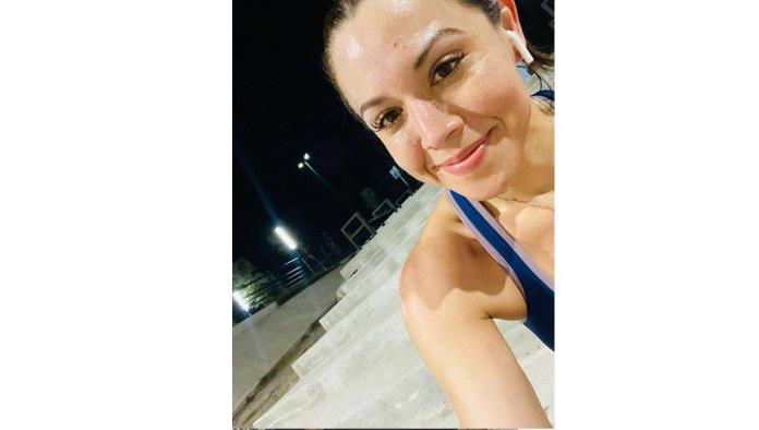 Toquetea a mujer cuando corría