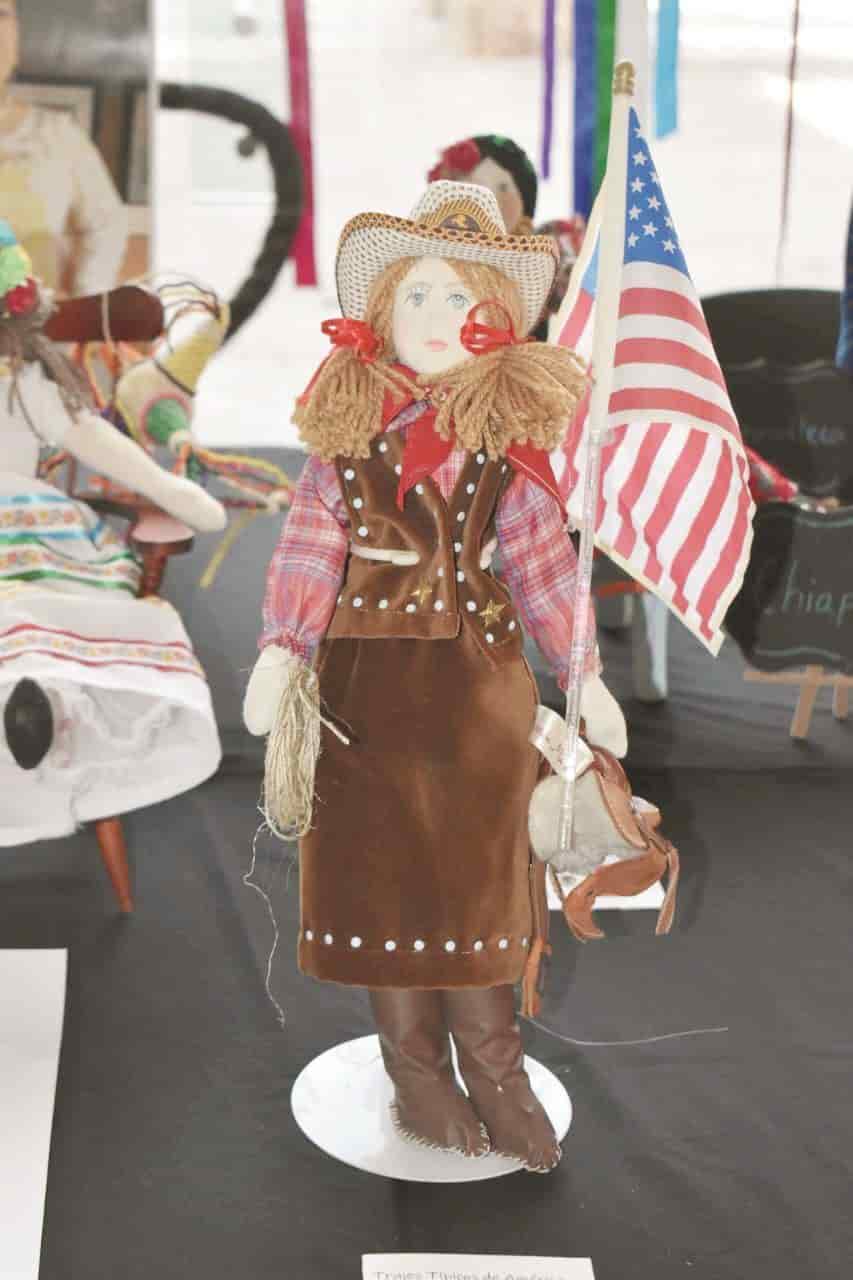 Yolanda Menchaca y sus muñecas latinoamericanas