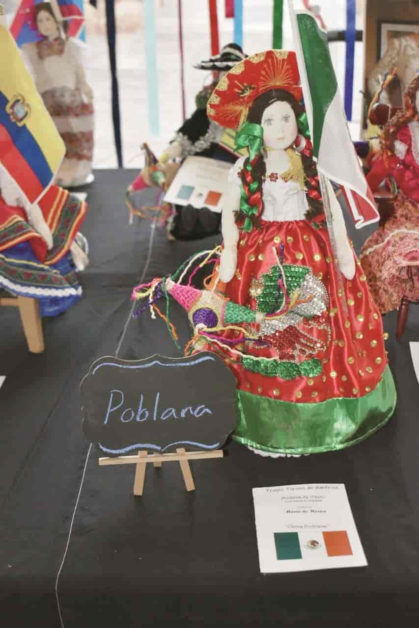 Yolanda Menchaca y sus muñecas latinoamericanas