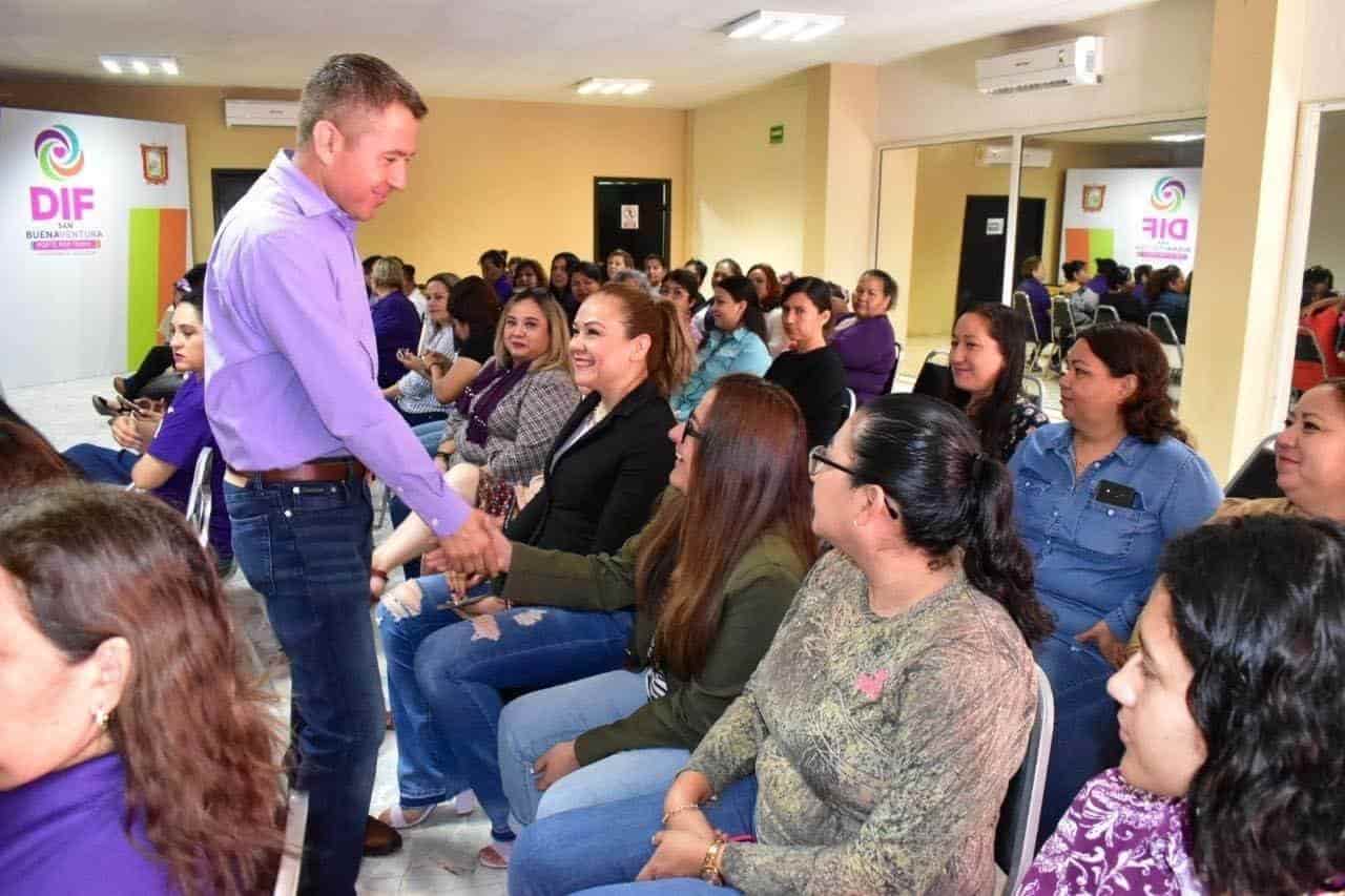 Festeja Hugo a trabajadoras