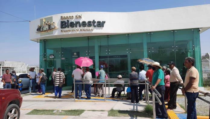 Sufren abuelitos Para cobrar beca