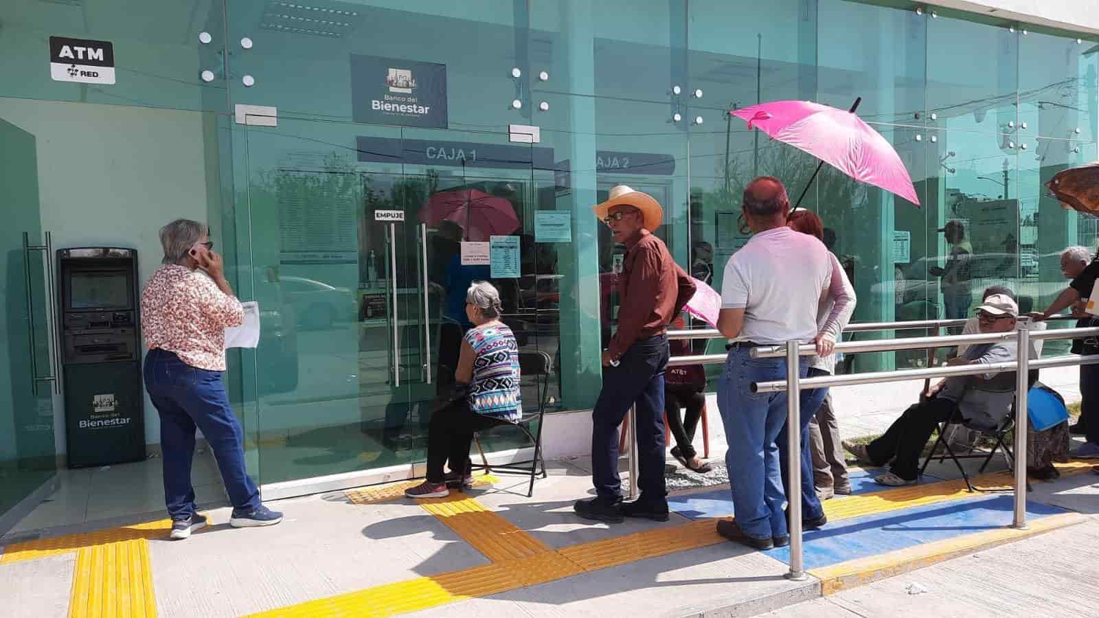 Sufren abuelitos Para cobrar beca