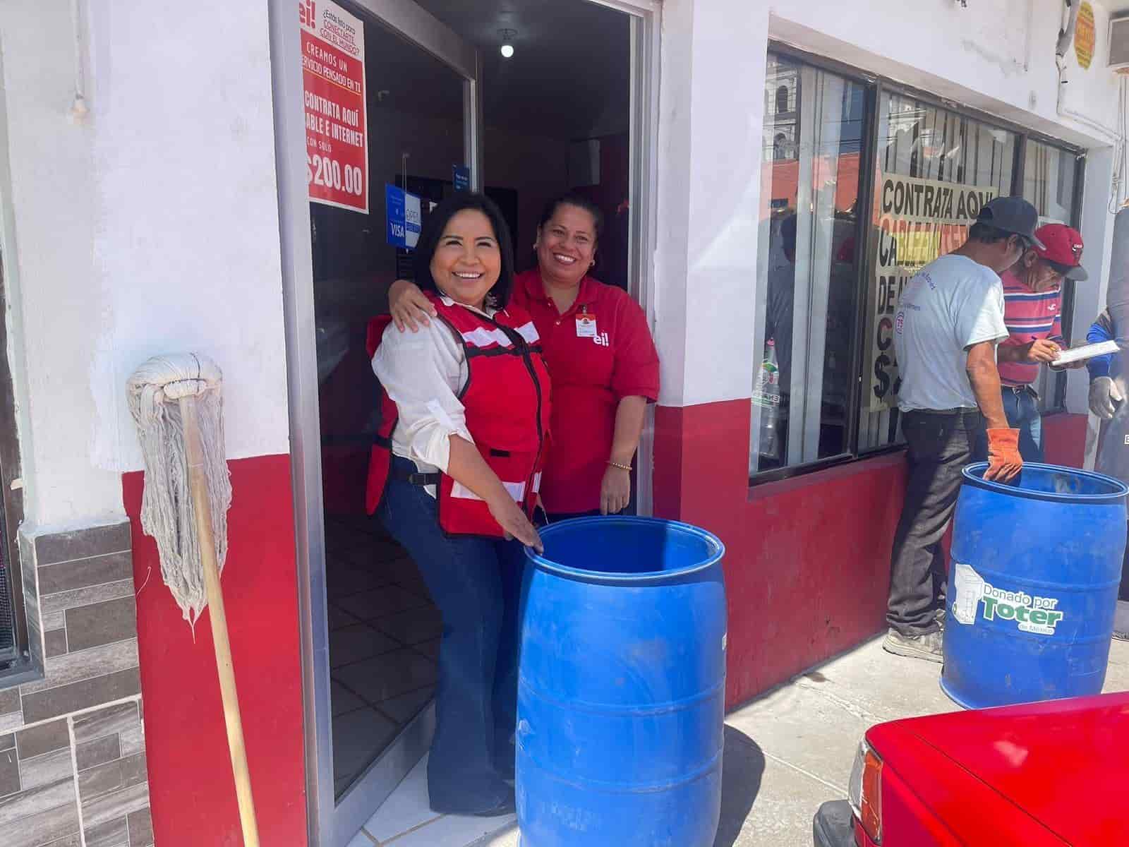 Entregan botes de basura en SB