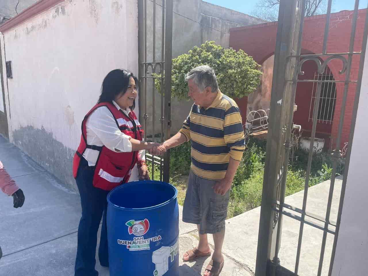 Entregan botes de basura en SB