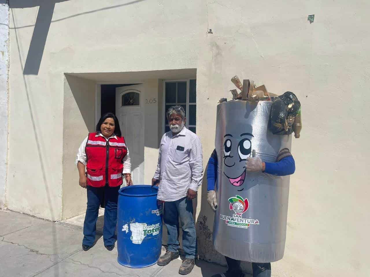 Entregan botes de basura en SB