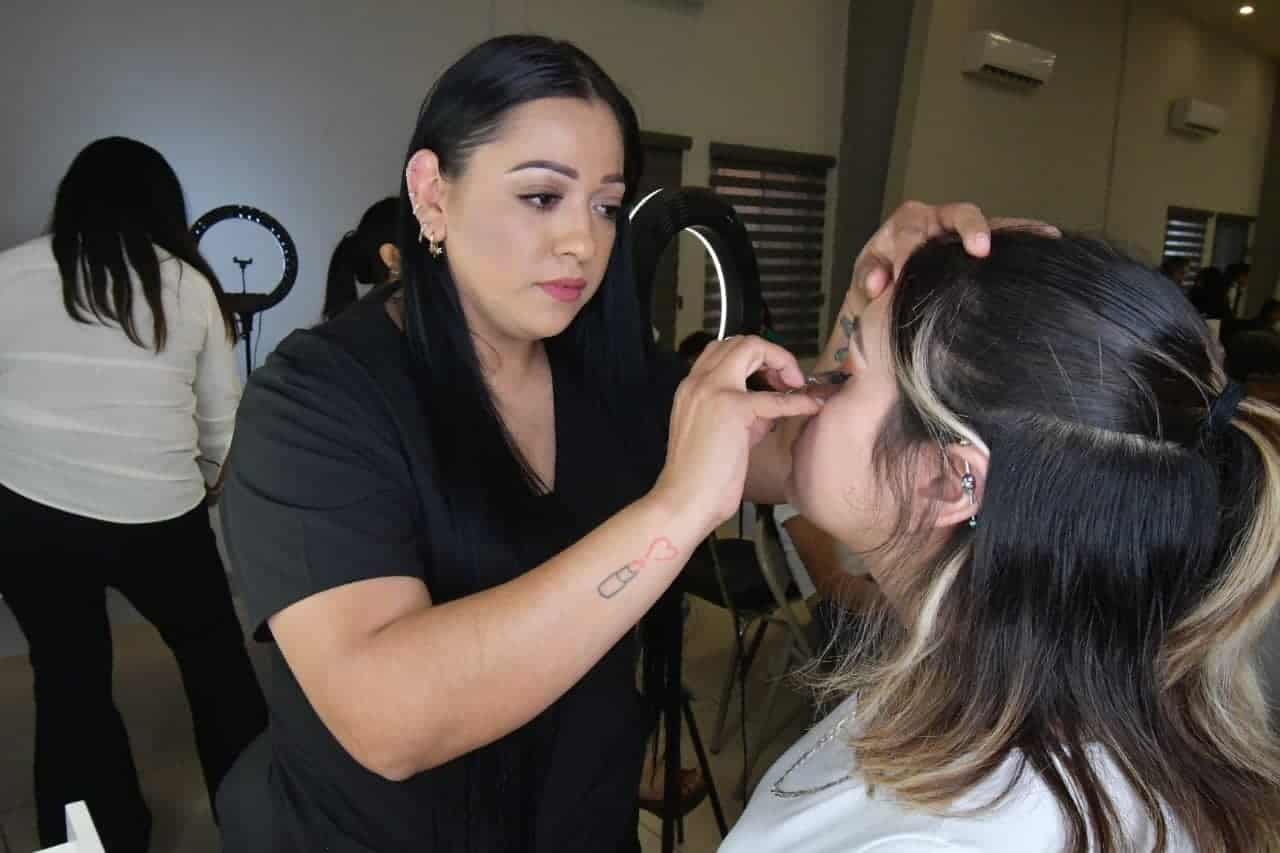 Realizan feria de la mujer en Nava 