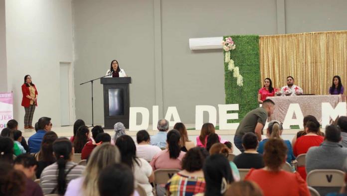 Realizan feria de la mujer en Nava 