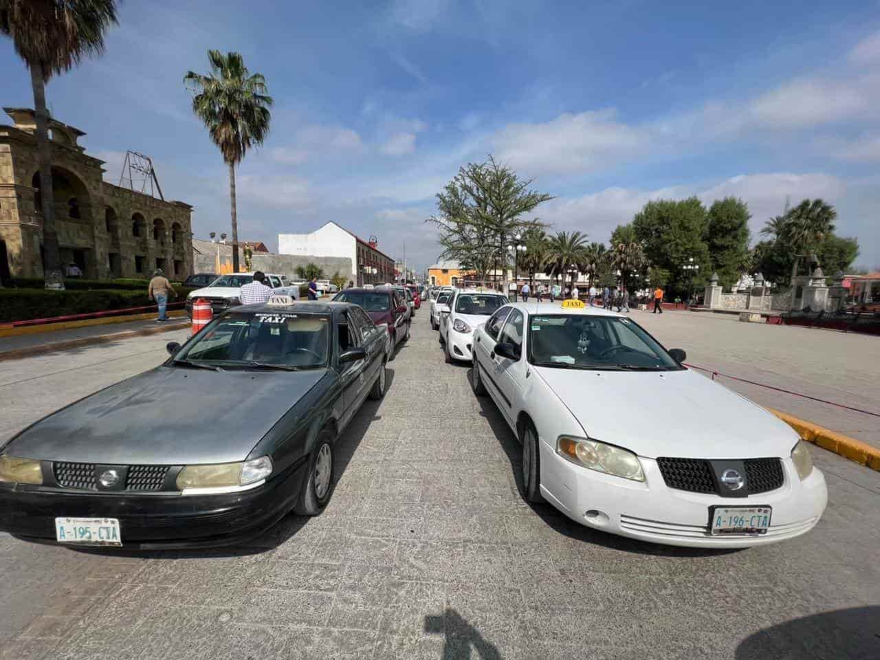 Cumplen taxistas con lineamientos