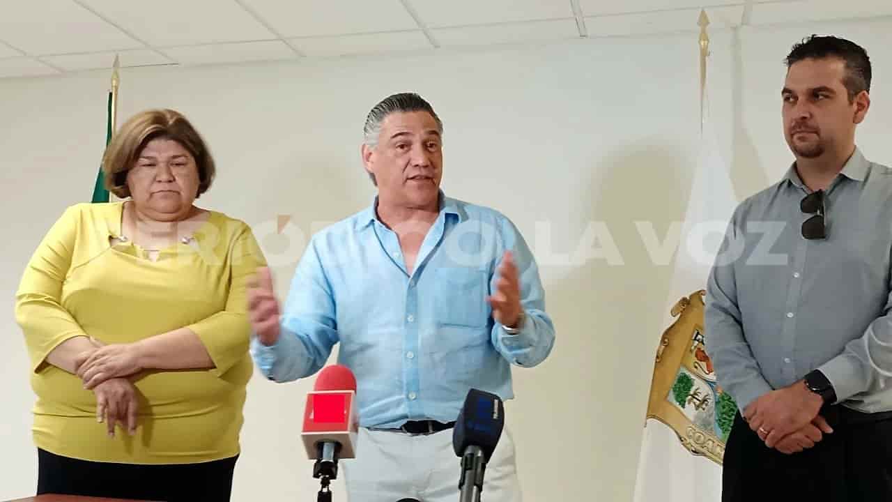 La jueza Mónica Rodríguez Alvarado; el sindico, Elmer Rocha García, presidente de la Cámara de Comercio de Múzquiz, y el delegado o represente legal de la sindicatura, Oscar Fernández Prado.