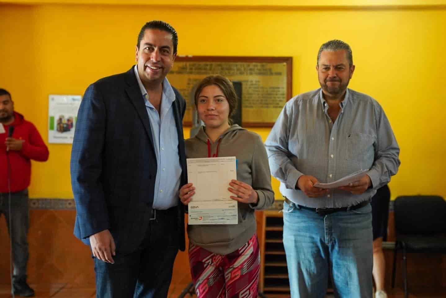 El alcalde Chema Morales Padilla entregó apoyos económicos por 80 mil pesos a jóvenes ramosarizpenses.