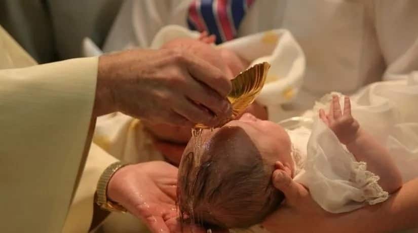 Le piden ser padrino, pagar la fiesta y dar mensualidad hasta los 18 años