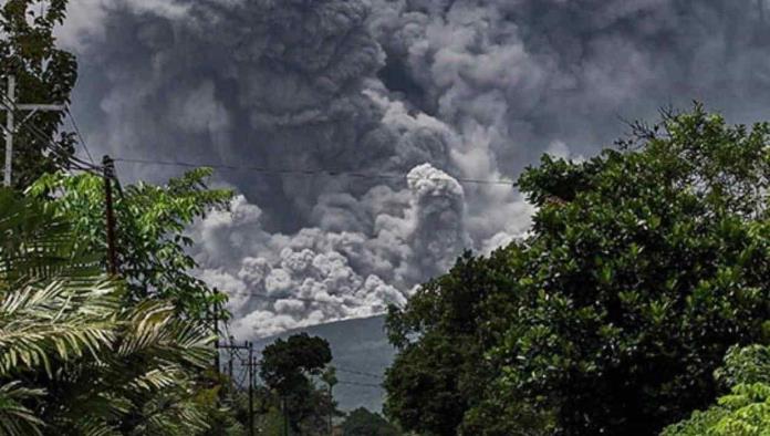 Colapsa volcán en Indonesia