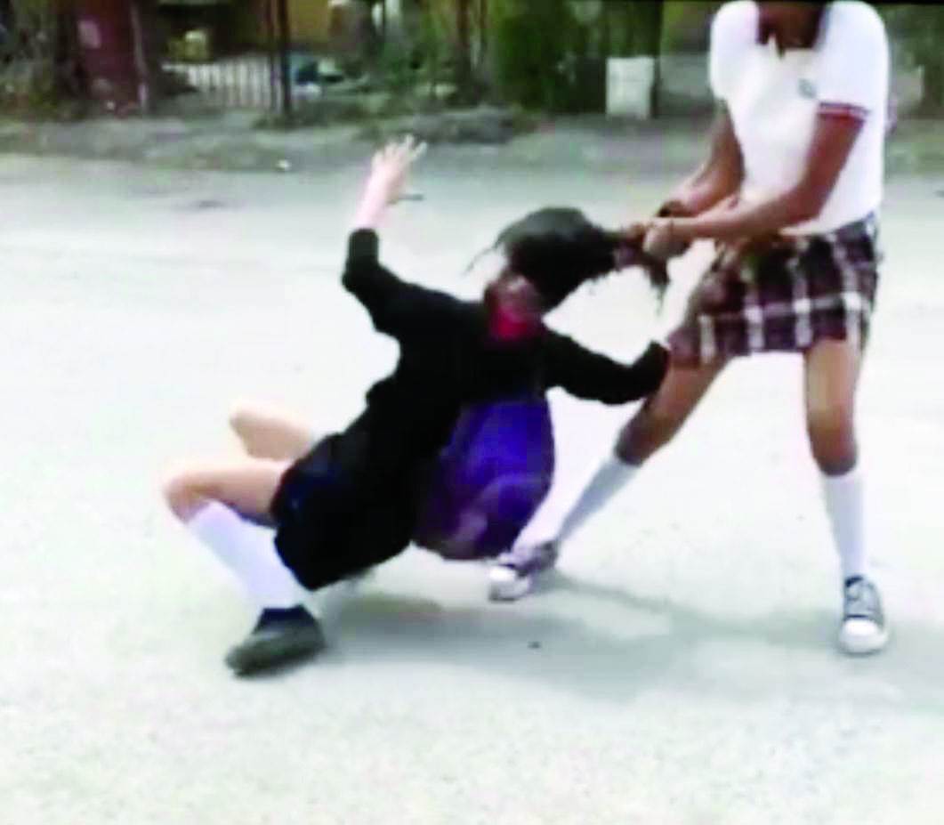 A través de redes sociales exhiben videos donde los estudiantes se lían a golpes.