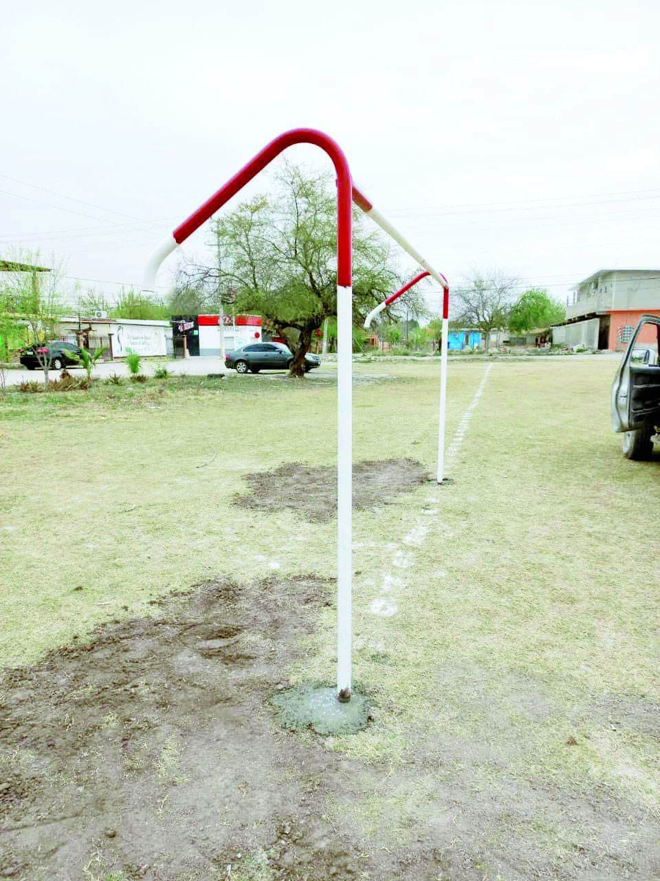 Rehabilitan canchas de futbol en Nava 