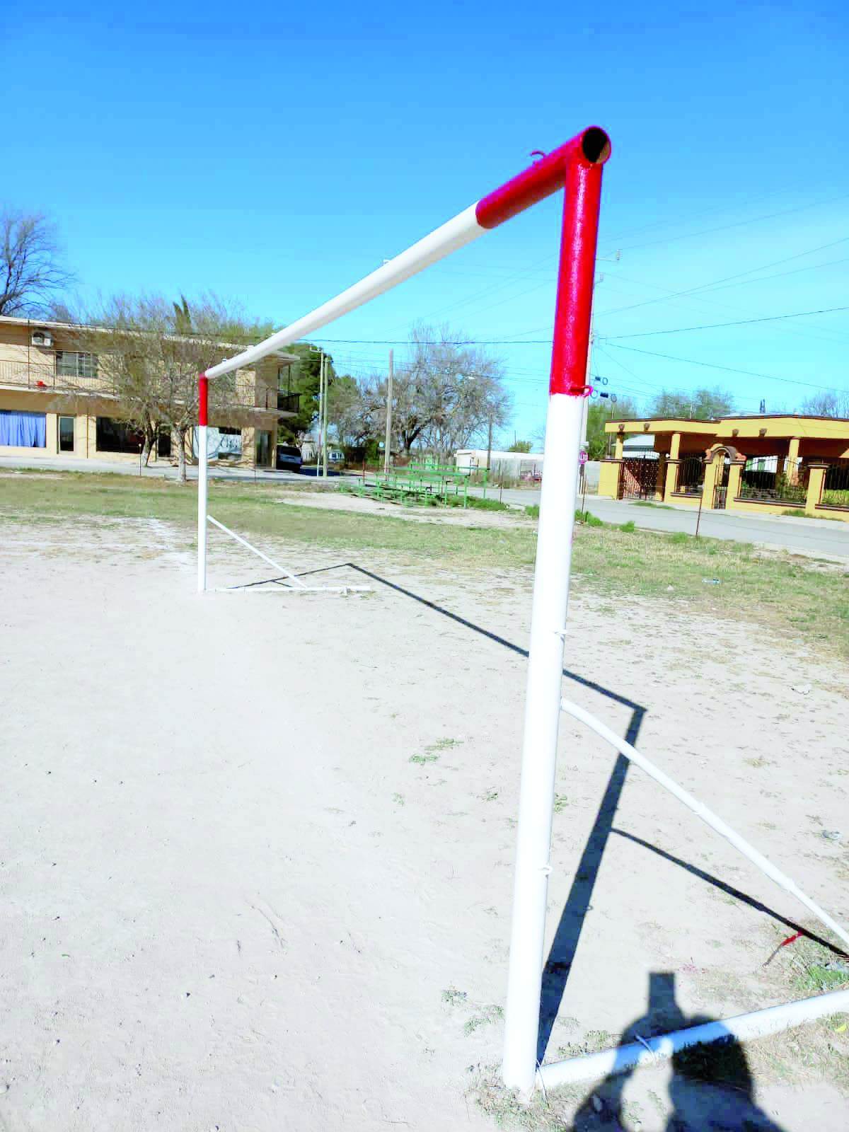 Rehabilitan canchas de futbol en Nava 