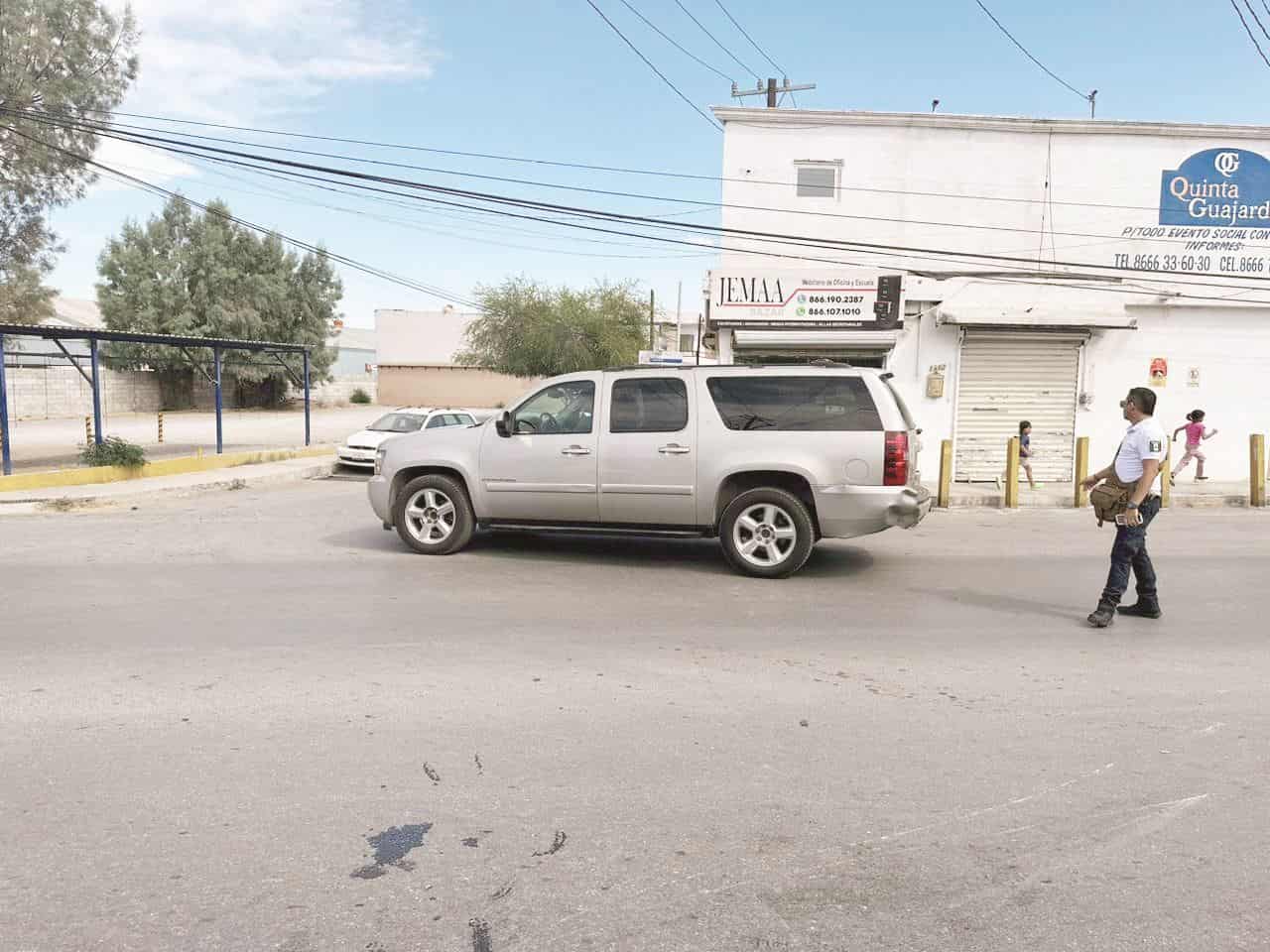 Estampa moto en camioneta