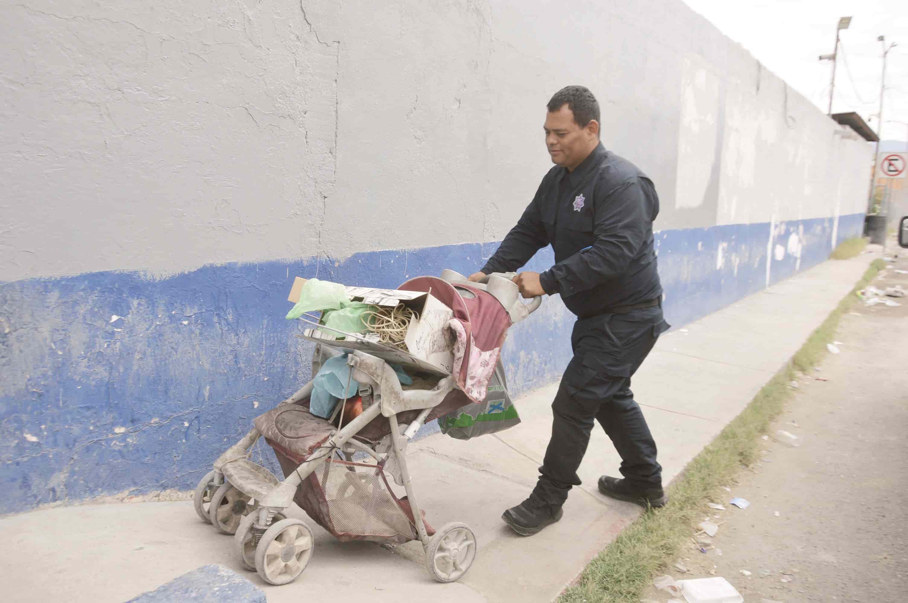 Pepenaba niña en contenedores