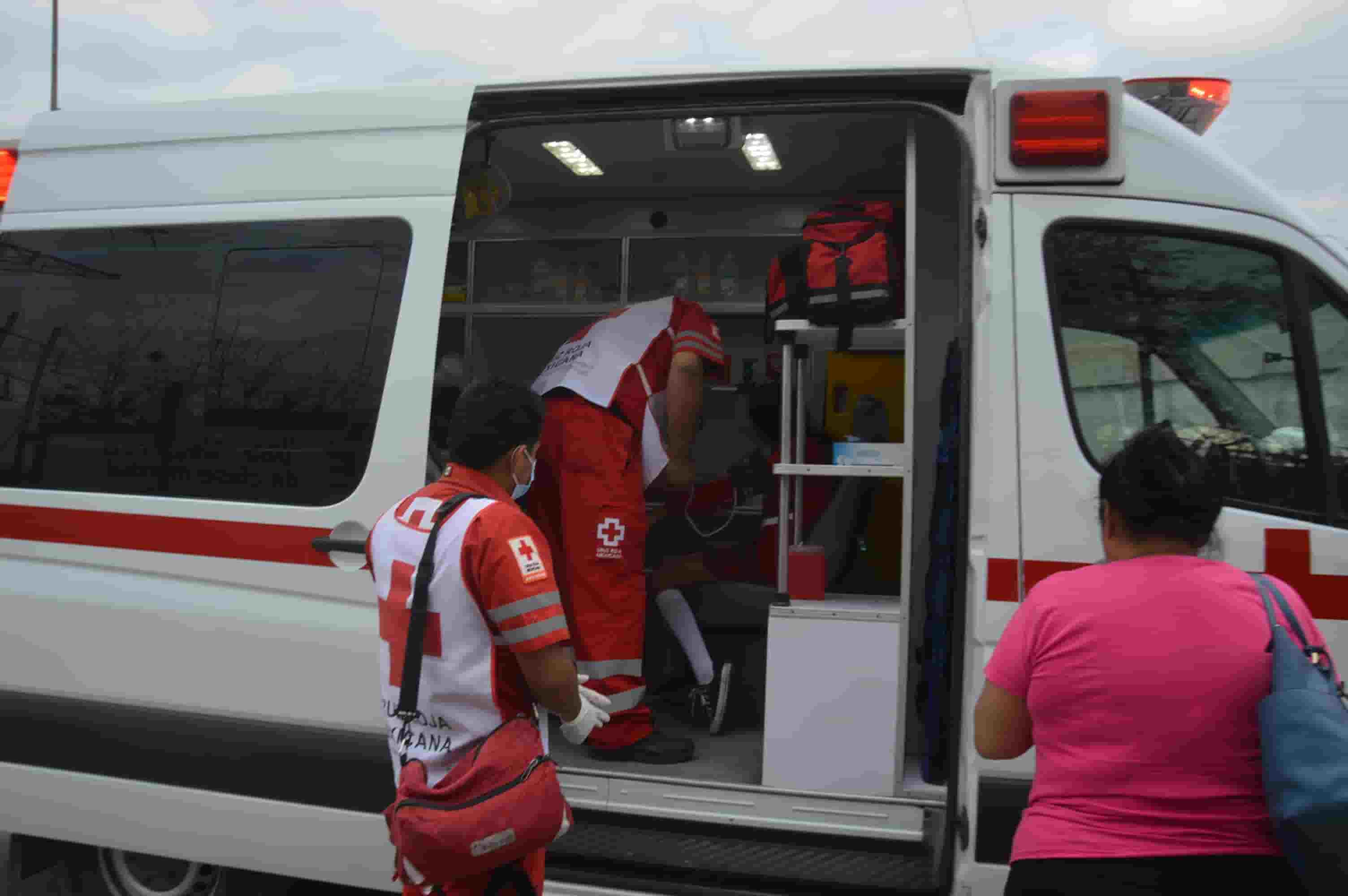 No frena a tiempo y choca con auto 